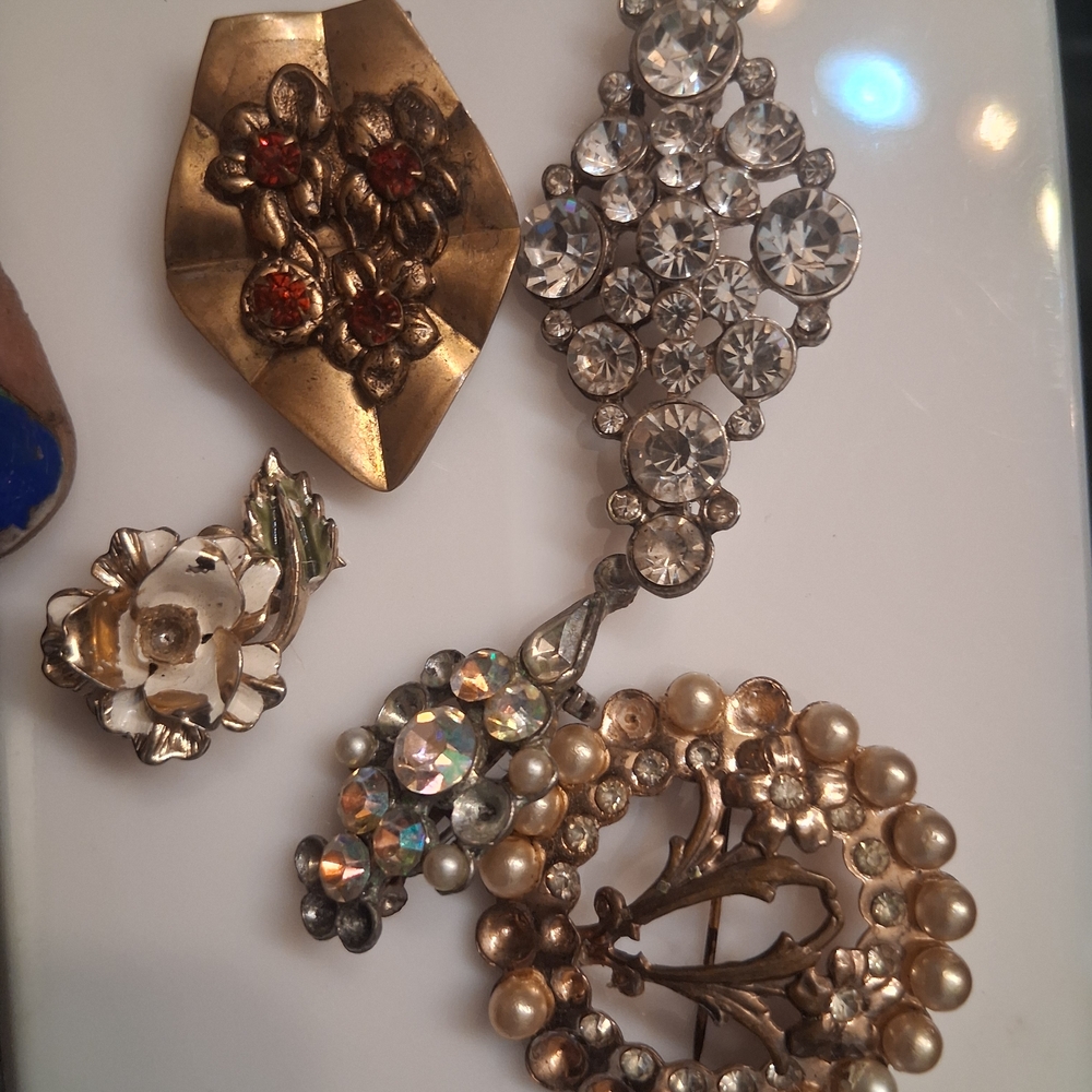 Vintage-Inspired Pearl and Crystal Floral Brooch Collection - Gold Tone
